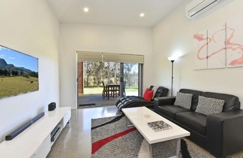 Pokolbin Villa | Ironbark Hill Villa 1 Tyrian