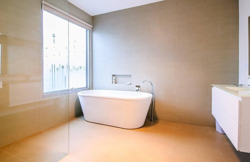 Smiths Beach House | Ironbark on Dolphin - sleeps 10