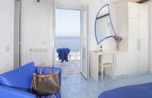 Forio Bed & Breakfast | Ischia-Forio with a breathtaking view, above the Poseidon Gardens, 3 people