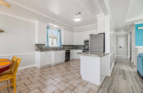 Isla Del Sol House | Isla Bonita | Spacious house in Galveston with wrap-around deck and grill