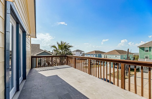 Isla Del Sol House | Isla Bonita | Spacious house in Galveston with wrap-around deck and grill
