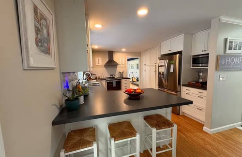 Portsmouth House | Island Breeze Cottage