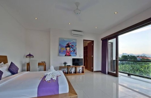 Portlock House | Island Breeze Manor - AC, Shared Pool, Ocean Views