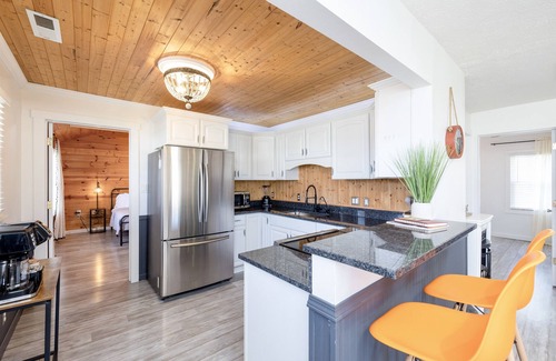 Lakeview Cottage | Island Cottage w/Pool Table & Walking distance to Cranberry!