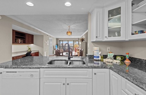 Sanibel Condo | Island Escape at Pointe Santo. Steps to Beach, Rooftop Views & Modern Comfort