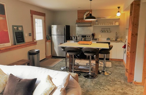 Union Bay Apartment | Island Getaway - Charming Two Bedroom Guest Suite, stones throw from the ocean