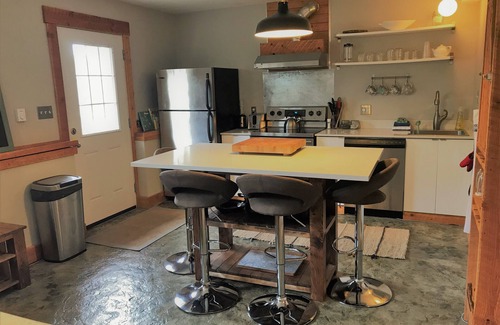 Union Bay Apartment | Island Getaway - Charming Two Bedroom Guest Suite, stones throw from the ocean