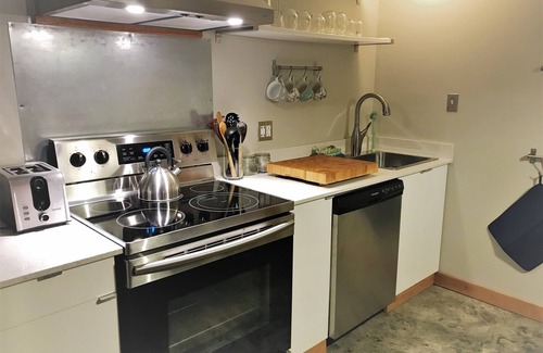 Union Bay Apartment | Island Getaway - Charming Two Bedroom Guest Suite, stones throw from the ocean