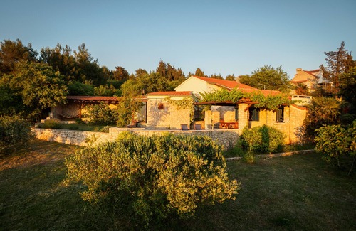 Sibenik Cottage | Island house Oh La La Zlarin! A CAR IS NOT NEEDED ON THIS QUIET, TINY ISLAND