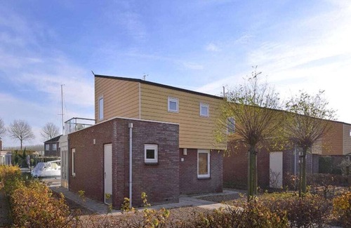 Oude-Tonge House | Island house with terrace nearby the water. The adjacent house Slaak 65 has the same layout, can be