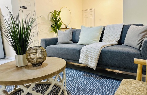 West Gate Hills Apartment | Island Paradise Too - Gated/Secure/Transportation Available