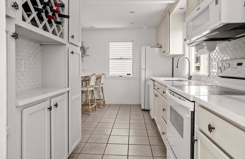Portsmouth House | Island Park Waterfront Cottage