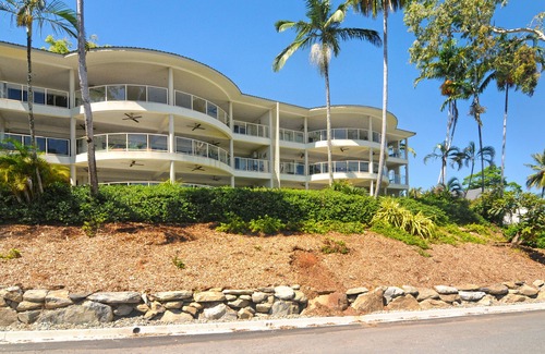 Port Douglas Apartment | Island Point Villa 4 - Close to Town with Magnificent Ocean Views.