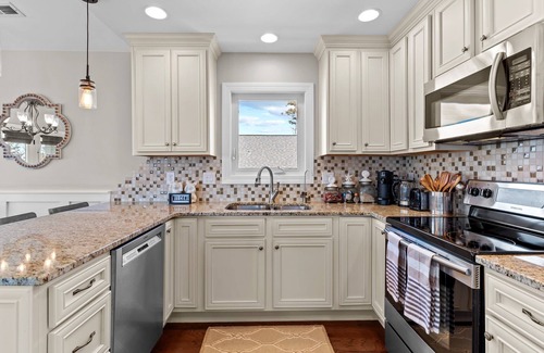 Long Beach House | Island Retreat & Pool- Immaculate 3-bedroom Beach house - Oak Island