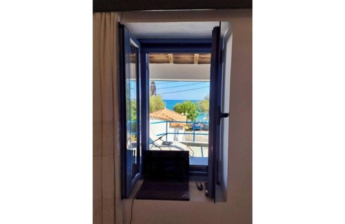 Kampos Marathokampou House | Island Stone house 15m from the beach.