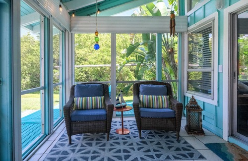 Jensen Beach House | Island Time-Walk to the beach-Intercoastal home in tropical paradise!