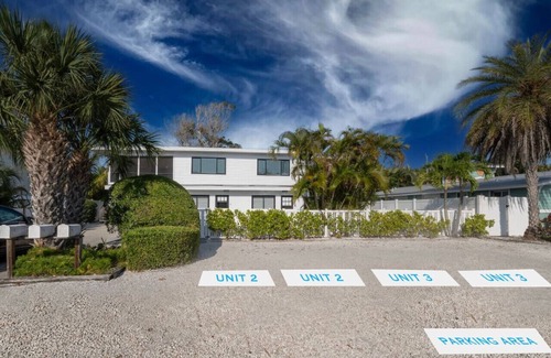 Ilexhurst Condo | Island Vacay -1 Block Walk/quiet street to beach