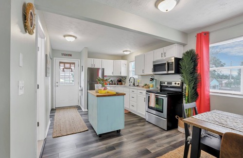 Buckeye Lake House | Island Vibes- 2 Blocks from Lake +Hot Tub