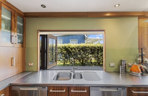 Paraparaumu Beach House | Island View Beach House - Paraparaumu Beach Home