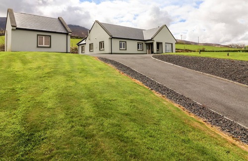 Castlegregory Cottage | ISLAND VIEW, family friendly in Castlegregory, County Kerry