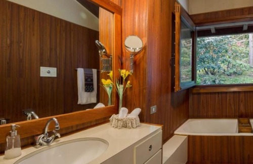 Ispra Villa | Ispra Villa Sleeps 8 Pool Air Con WiFi