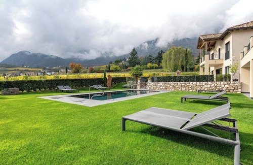 Berg/Monte Apartment | Apartment 'Weingut Gasshof Alma' with Mountain View, Shared Pool and Wi-Fi