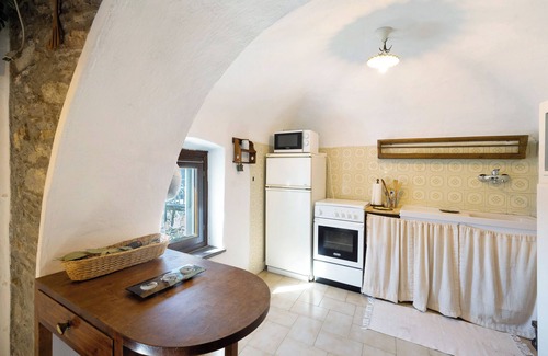 Castelvecchio di Rocca Barbena Apartment | Apartment 'La Dimora Del Tempo Perduto' with Mountain View, Shared Terrace and Wi-Fi