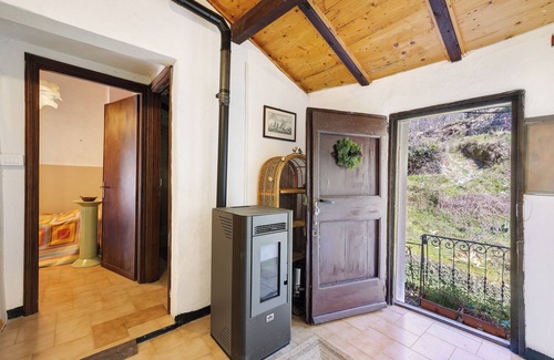 Castelvecchio di Rocca Barbena Apartment | Apartment 'La Dimora Del Tempo Perduto' with Mountain View, Shared Terrace and Wi-Fi