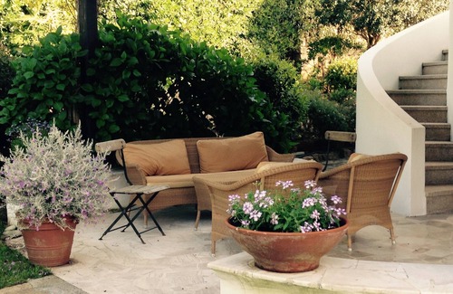 Punta Sardegna House | Pristine, family-friendly, gardens, terrace, walk to beach/piazzetta