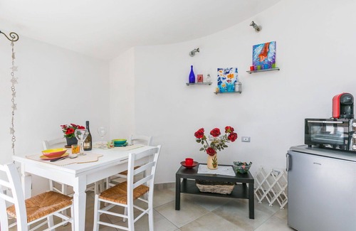 Rosignano Solvay Apartment | Beautiful apartment for 2 guests with WIFI, TV, terrace, pets allowed and parking