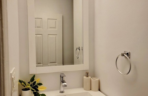 Truxton Circle Apartment | It's a 10! Chic 1-bedroom located 10 mins from everywhere you want to be in DC