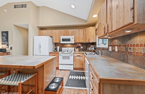 Harbert Cottage | 'It's a Dog's Life" - Unleash Your Fun Here!