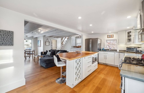 Newbury House | It's All Good | Hot Tub | Steps to Beach | Yard