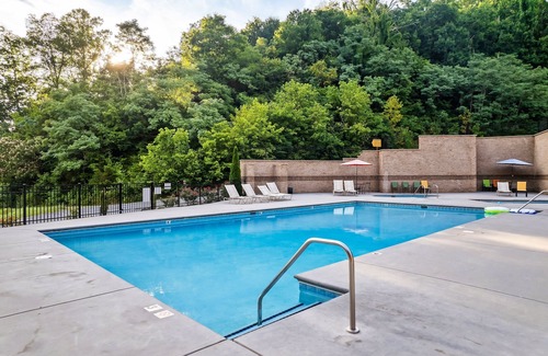 Sevierville Cabin | It's Fall, Y'all! Log Cabin with 2 King Suites, Hot Tub & Game Room