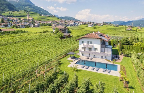 Tramin Apartment | "Zwerger Erker" vacation apartment with balcony, pool and large sunbathing lawn