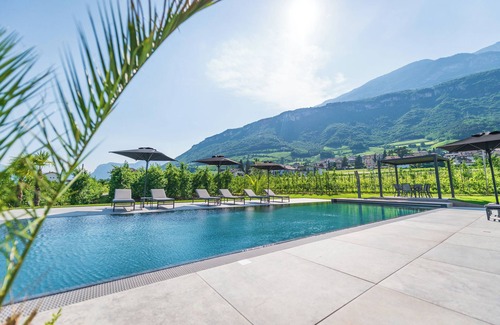 Tramin Apartment | "Zwerger Erker" vacation apartment with balcony, pool and large sunbathing lawn