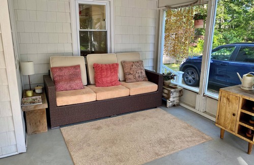 Mattituck Cottage | It’s All About the Beach ~ 3 minute walk to private sandy Bay Beach