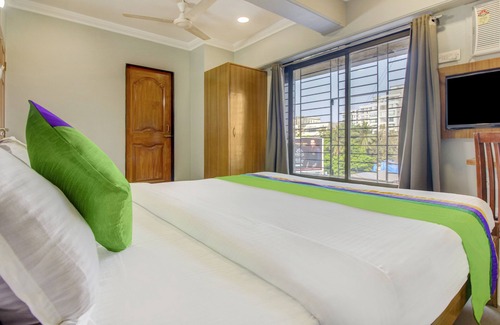 Santacruz West Hotel | Itsy Hotels Cruz Royale Santacruz West