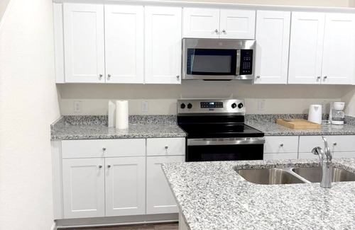 Weston House | Ivana Lodge 5-Bedroom 4-Bathroom Ivana Lodge with AC, WiFi