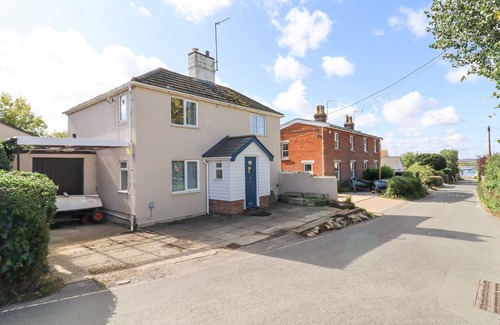 West Mersea Cottage | IVY COTTAGE, family friendly, with a garden in Mersea Island