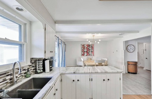 Abilene House | Ivy Lodge (Sleeps 8 | 5 Tvs)