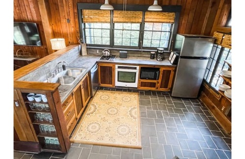 Batesville Cabin | Ivy Rose Cottage nestled b/t Cville & Vineyards