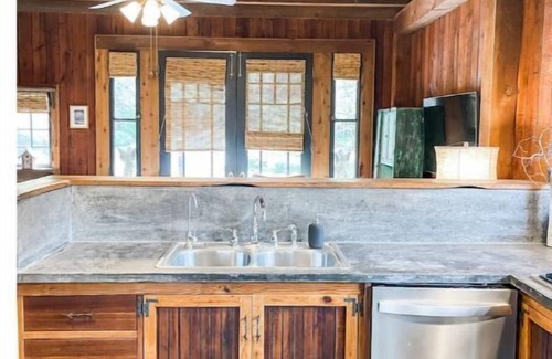 Batesville Cabin | Ivy Rose Cottage nestled b/t Cville & Vineyards