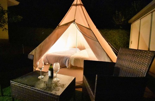 Futo Villa | Izu Kogen Ito ·BBQ with pets on the wood deck.Family cottage with hammock slide