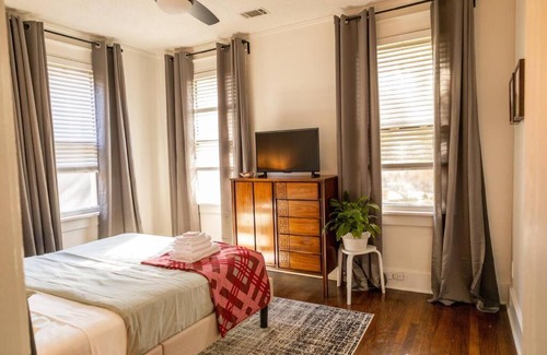 Central Gardens House | J Birds’ Bungalow in the heart of Midtown