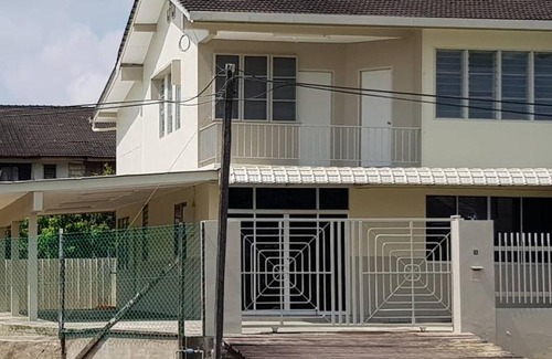Sibu House | J & I Homestay B 3 Person with shared bathroom