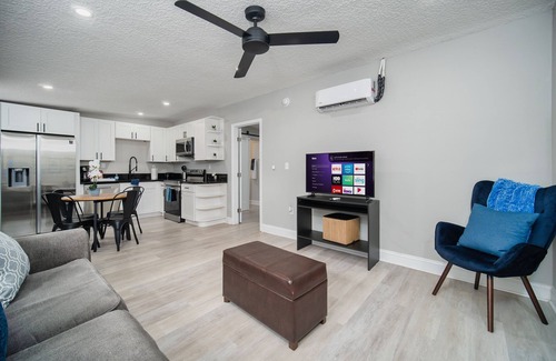 Oak Haven Apartment | ~[J] River Bank Repose Sleeps 4 Private Units~