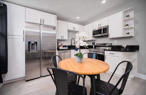 Oak Haven Apartment | ~[J] River Bank Repose Sleeps 4 Private Units~