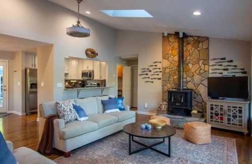 Mansfield House | Jackson Lake Waterfront Oasis with Stunning Views