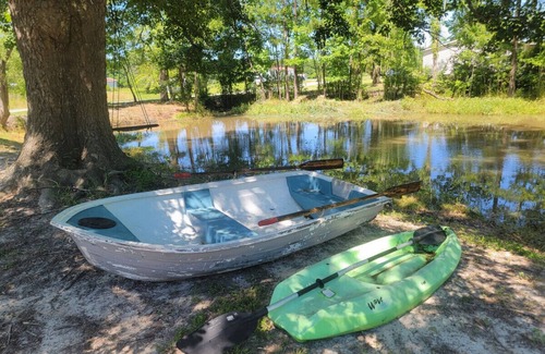 McCutcheon Field House | Jacksonville Ranch with private Hottub and Pool, stocked Pond with row boat, Bike and Hiking trails